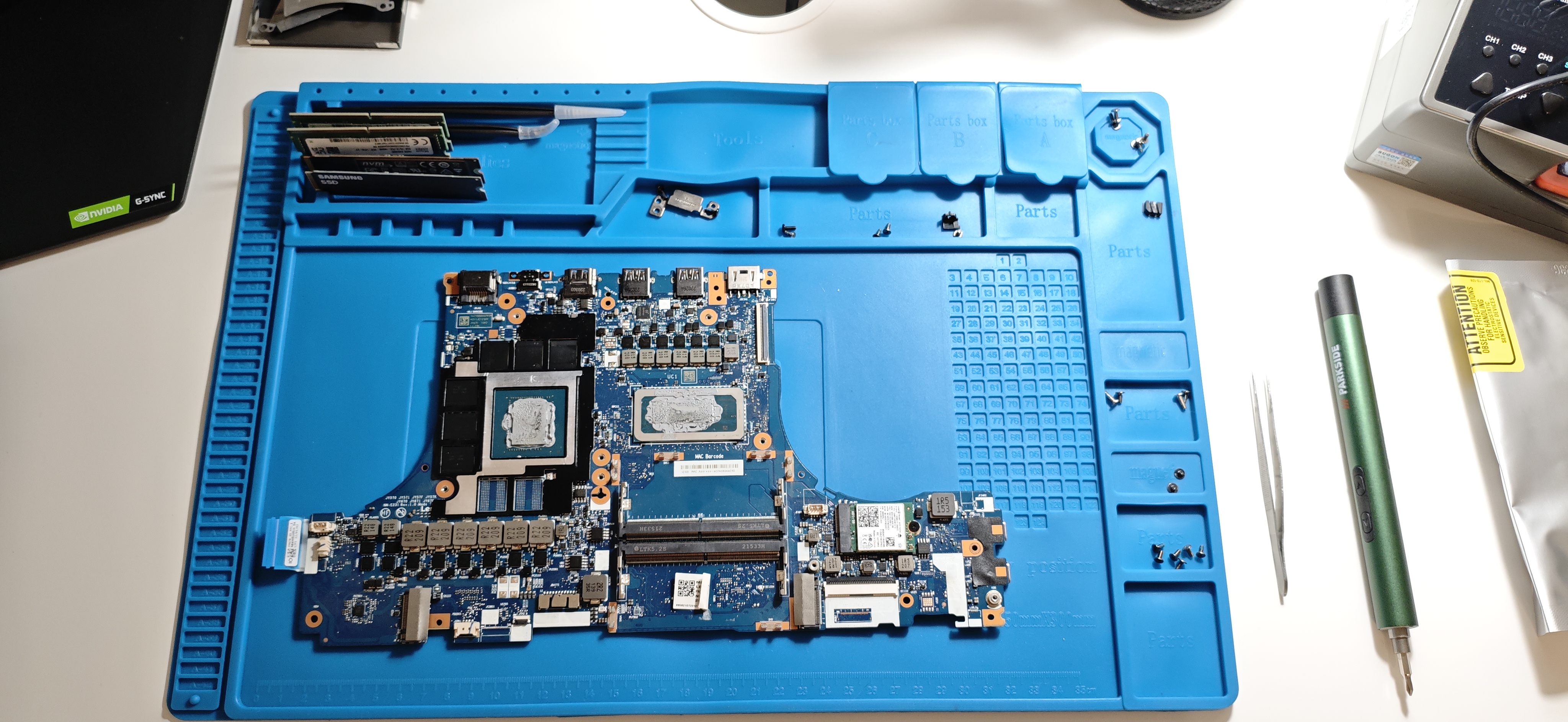 Placă de bază de laptop inspectată pe covoraș de lucru