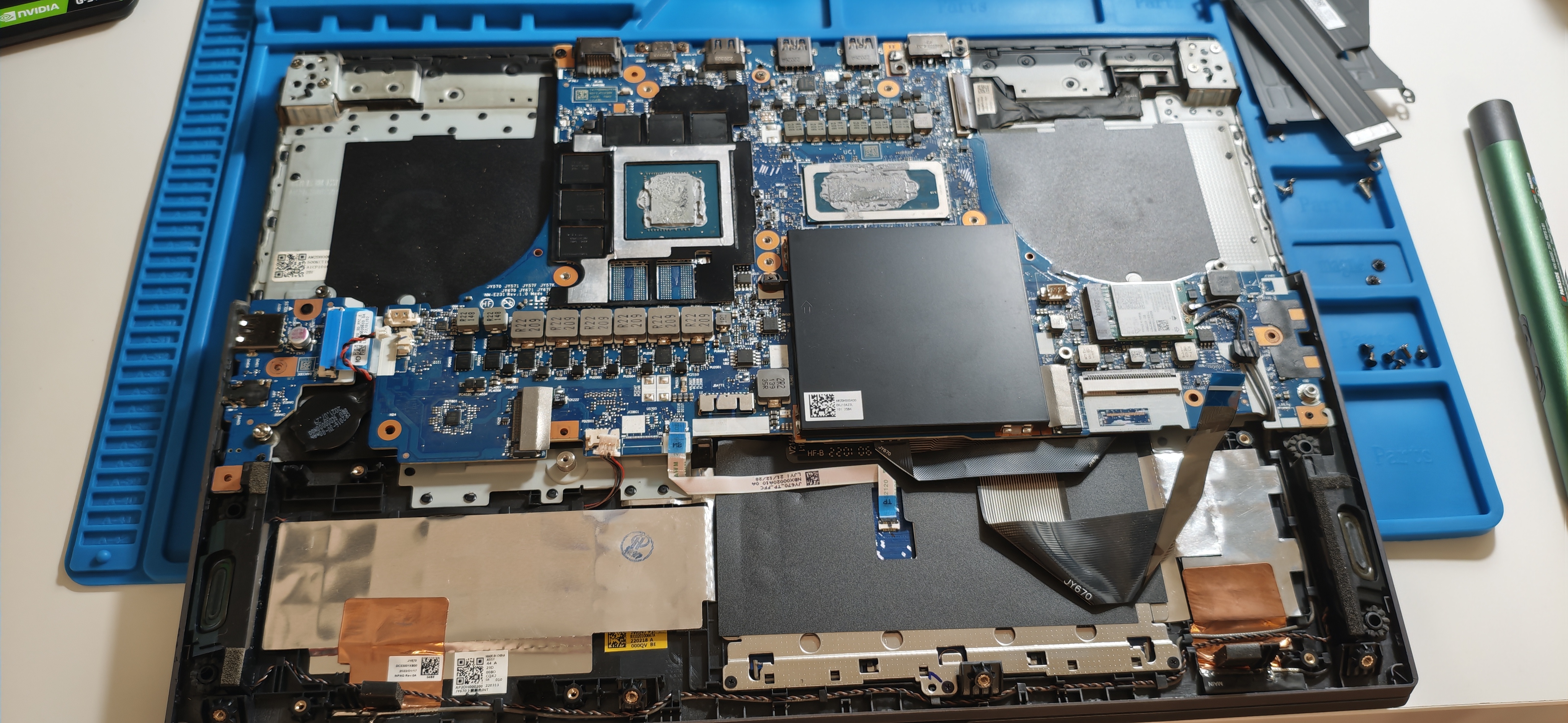 Laptop desfăcut pentru verificarea componentelor interne