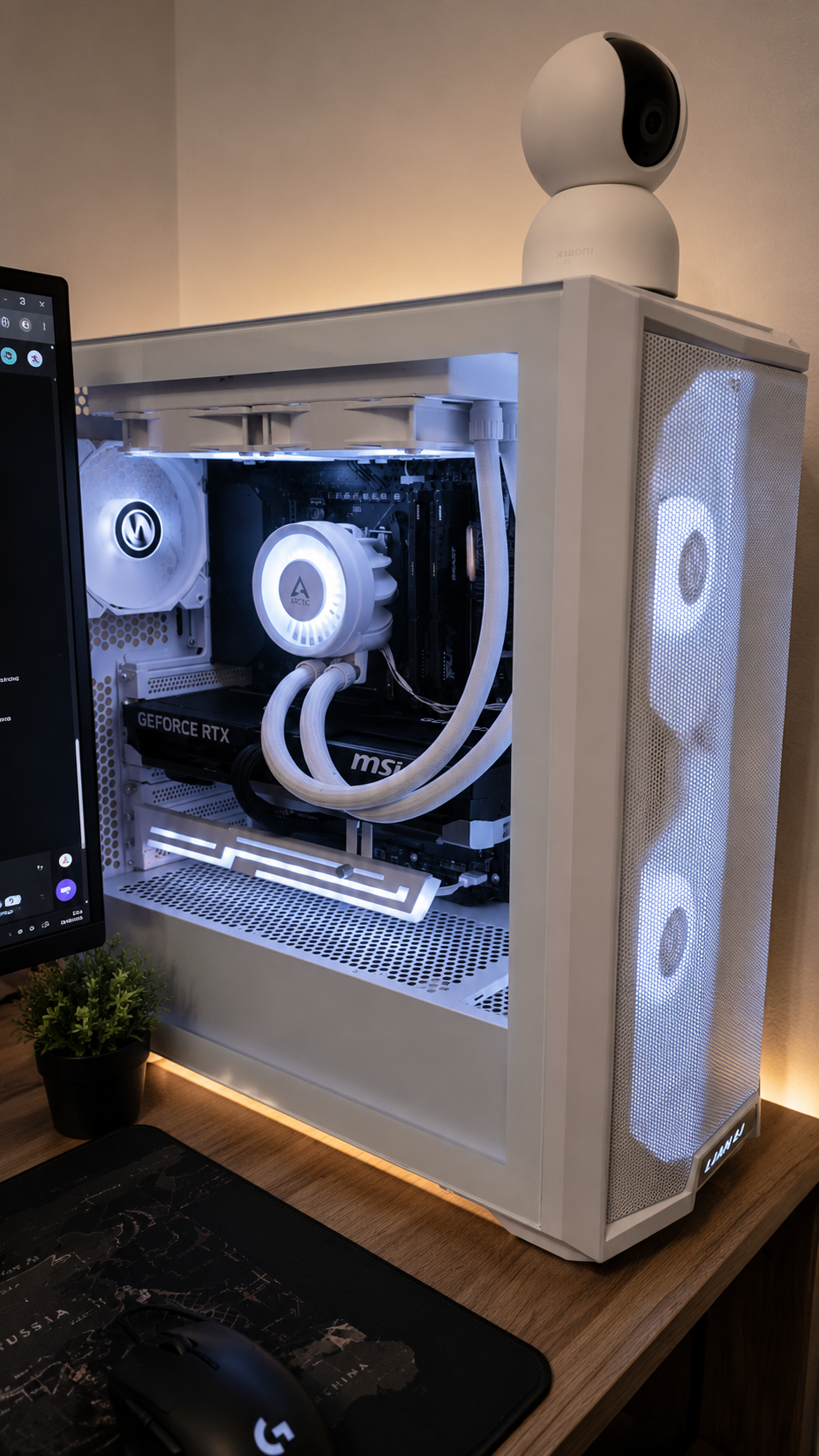 PC de gaming asamblat într-o carcasă albă